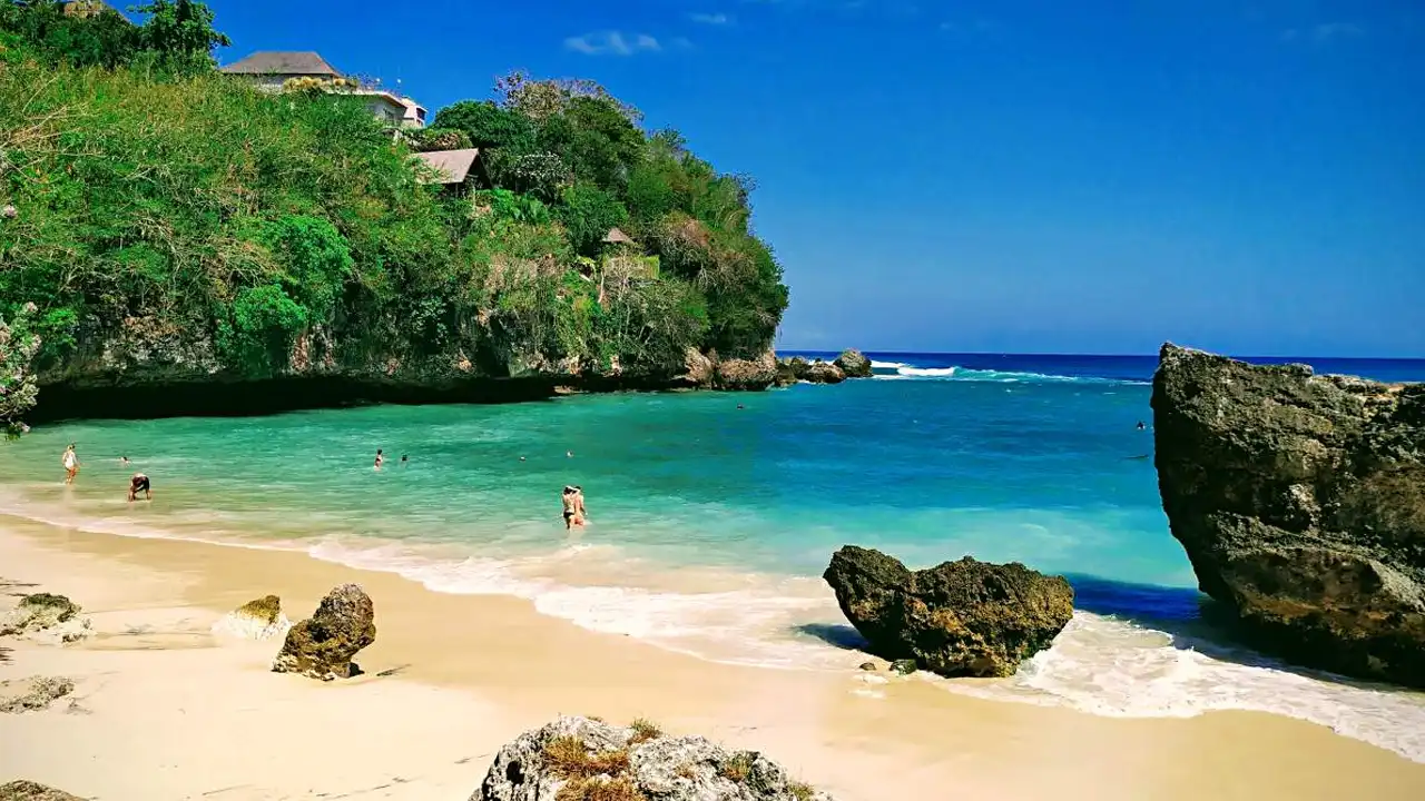 Padang Padang Beach - Tranquil Beauty in Nusa Penida's Bali Beach Scene